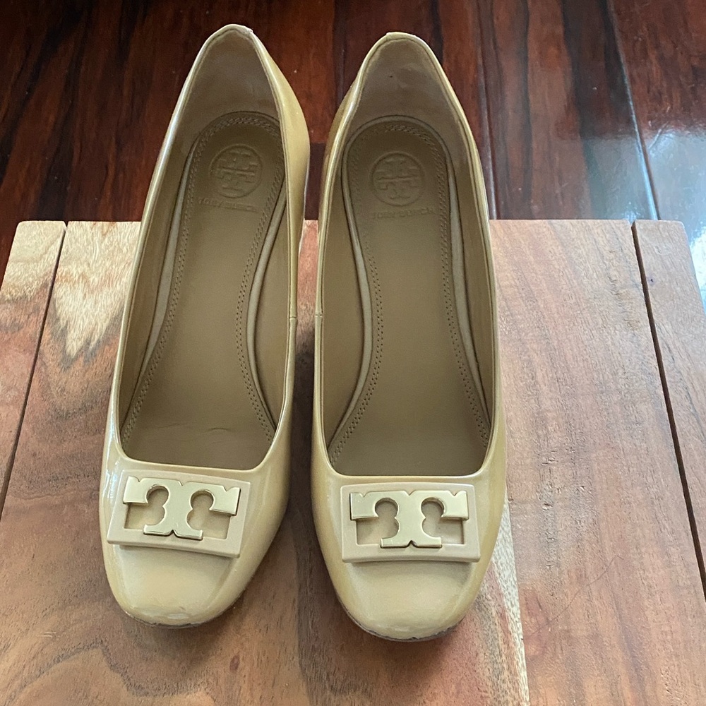 Tory Burch Gigi Beige Patent Leather Wedge Shoes Women’s Size 8M Logo Pumps
